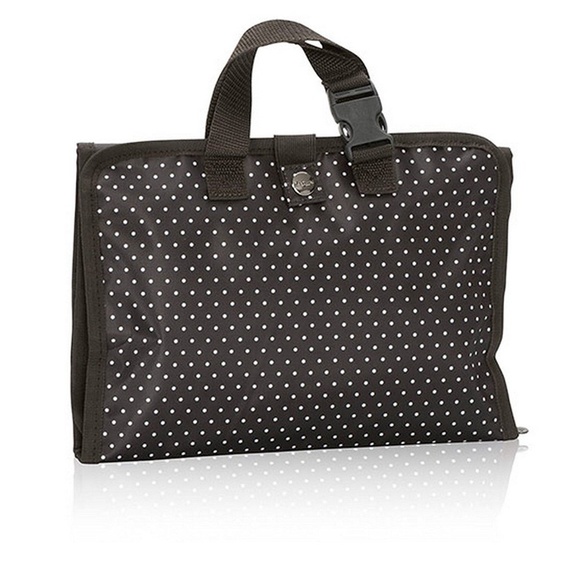 thirty-one Handbags - NWT Thirty-One Timeless Beauty Bag